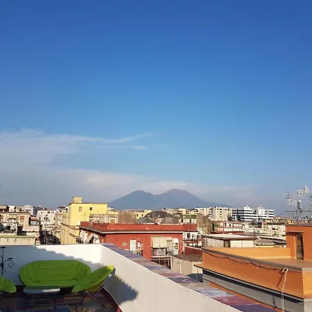 Goldencube Vesuvio View אכסניה *